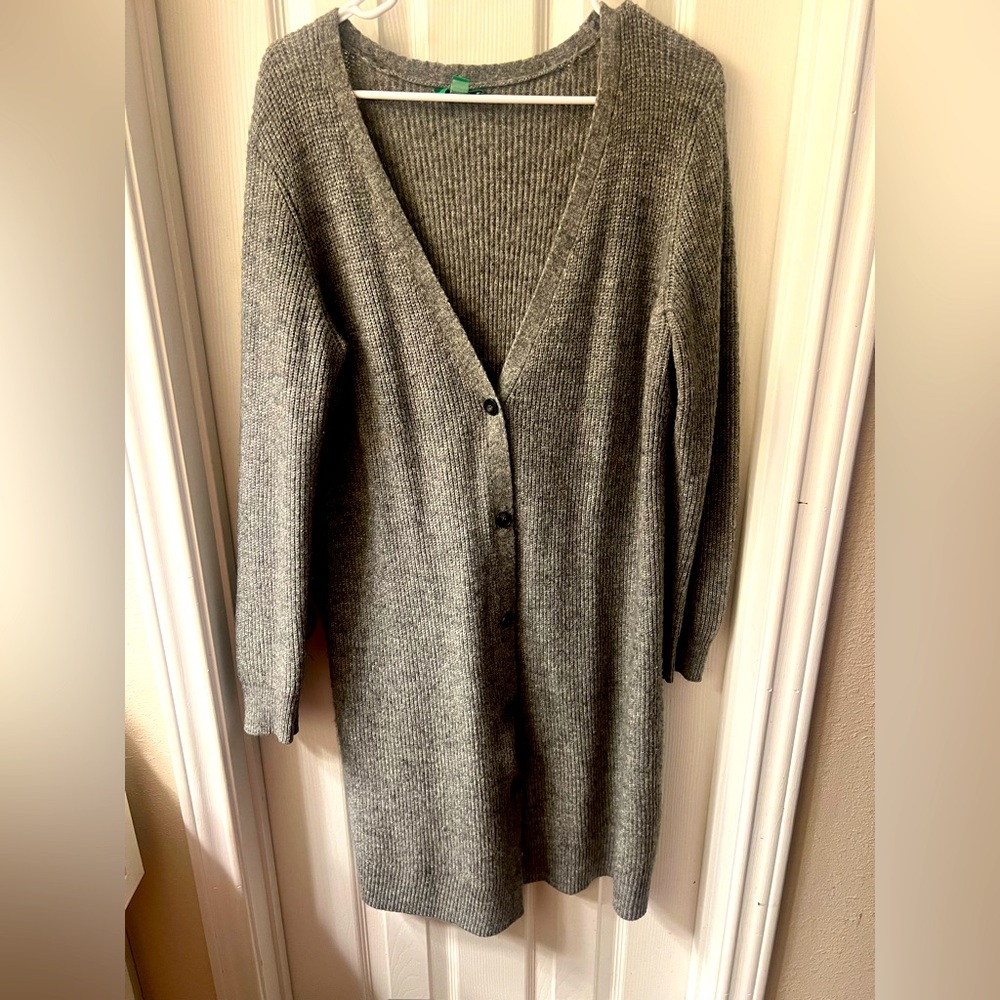 Cute, lightweight long sweater. No callouts